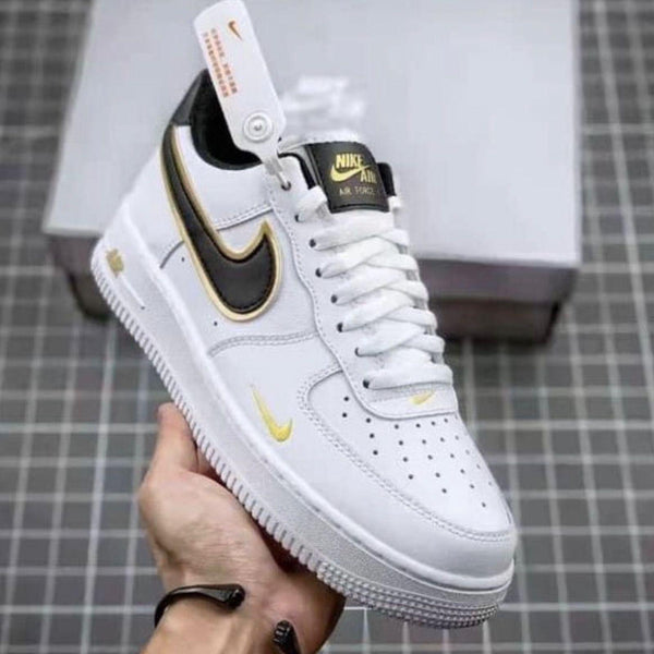 Sapatilhas Nike Air Force LV8 - Brancas e Pretas com detalhes Dourados