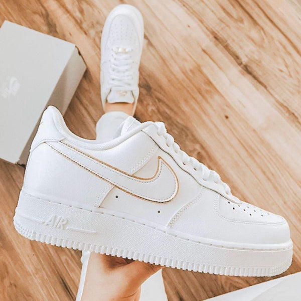 Sapatilhas Nike Air Force - Brancas com Contorno do Logo a Dourado