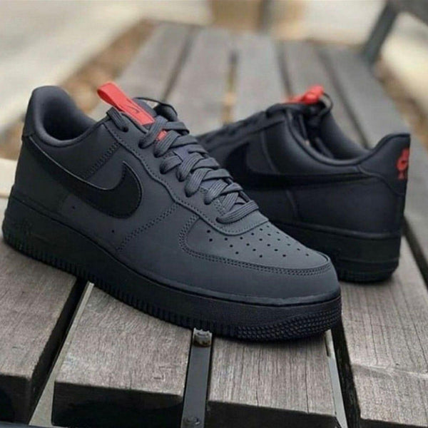 Sapatilhas Nike Air Force - Cinzentas com Sola Preta e Fita Vermelha