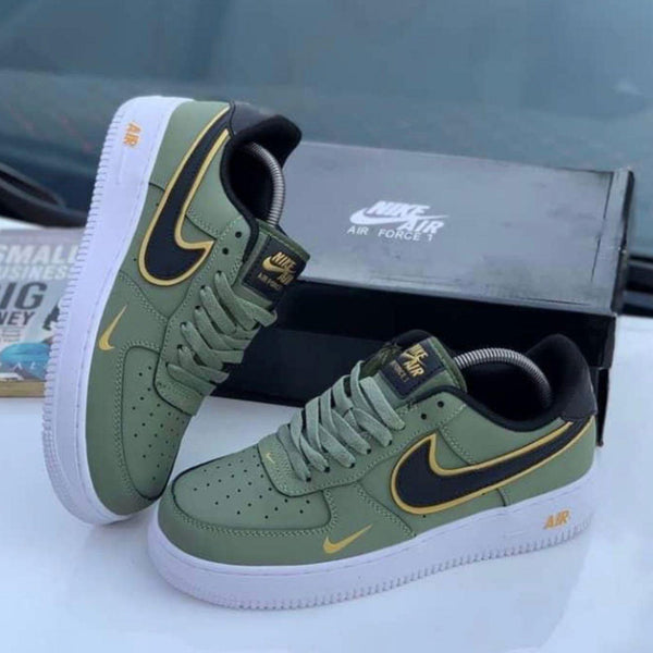 Sapatilhas Nike Air Force LV8 - Verdes-tropa e Pretas com o logo pequeno a Dourado